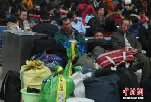 1月16日，武汉汉口火车站候车大厅里，等待进站上车的乘客进入了梦乡。<a target='_blank' href='http://www.chinanews.com/'><p  align=
