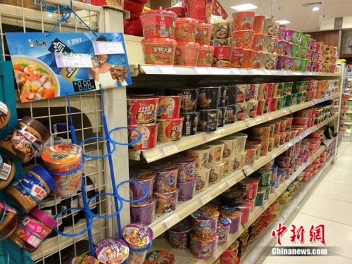 北京一家超市货架上摆放的方便面。<a target='_blank' href='http://www.chinanews.com/' ><p  align=