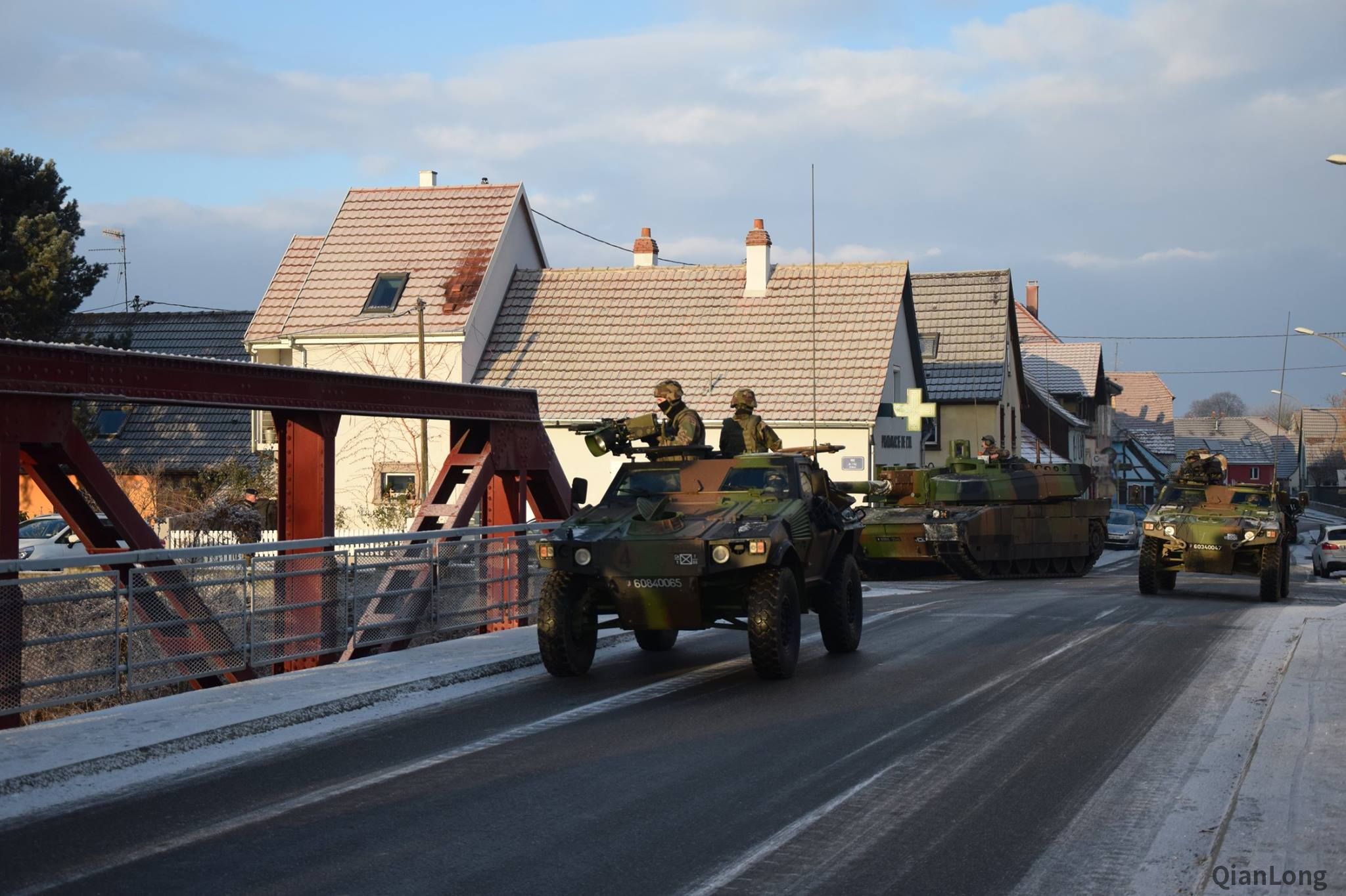 在阿尔萨斯进行演习的法军装甲旅 游戏手柄操
