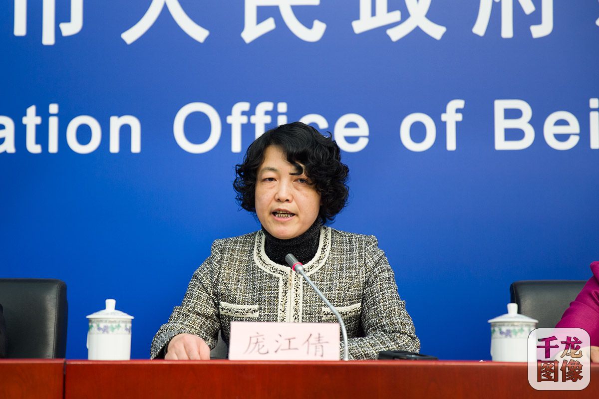 北京市统计局副局长、新闻发言人庞江倩介绍2016年北京市经济运行情况。