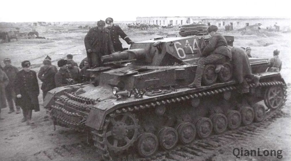 塞瓦斯托波尔的德军坦克 炮塔后面画了个五角