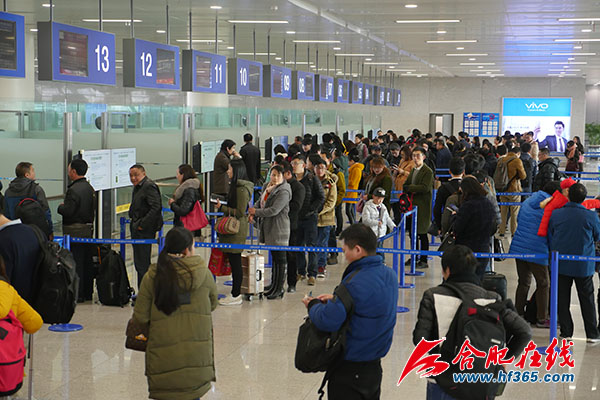 正在排队值机的旅客