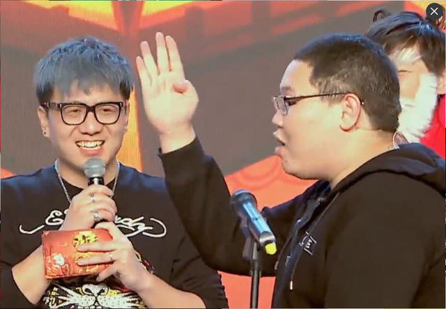 LOL拜年秀：PDD现场尬舞 骚男泪流满面