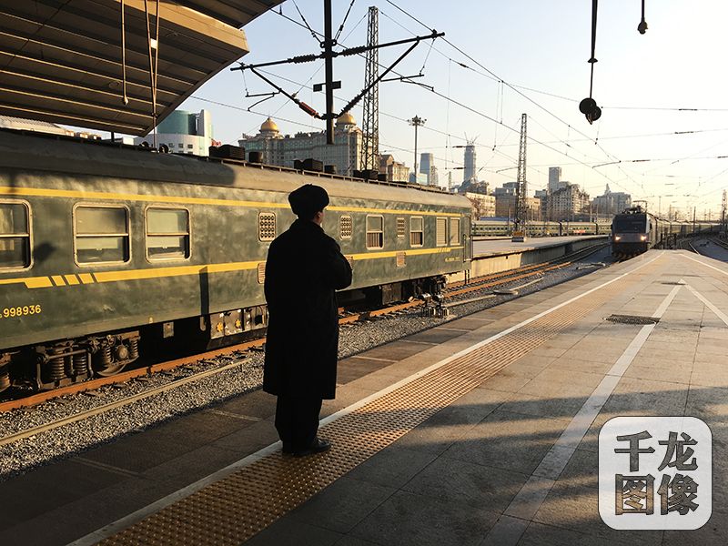 【年景】系列报道(1):北京站站台上的暖心 康师