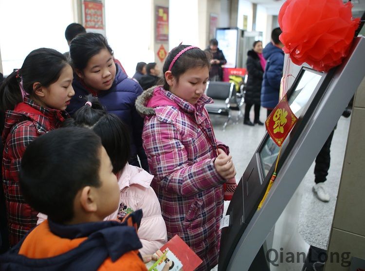 西城区牛街街道为辖区青少年发放《文明印记》