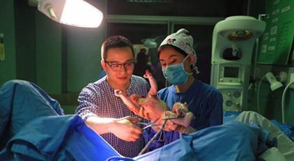 首个鸡年宝宝降生零时15分呱呱落地皮肤雪白