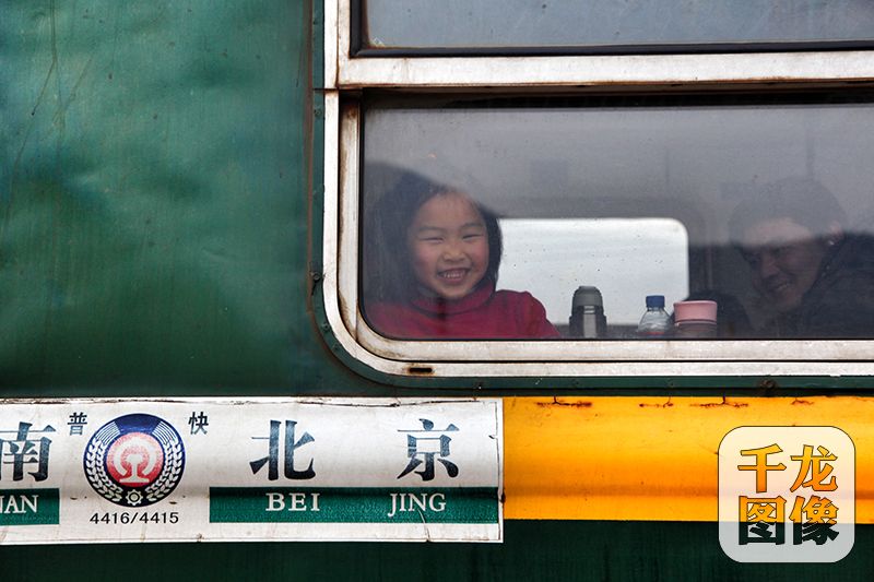 年景系列报道(3)绿皮车上的回家路-千龙网·