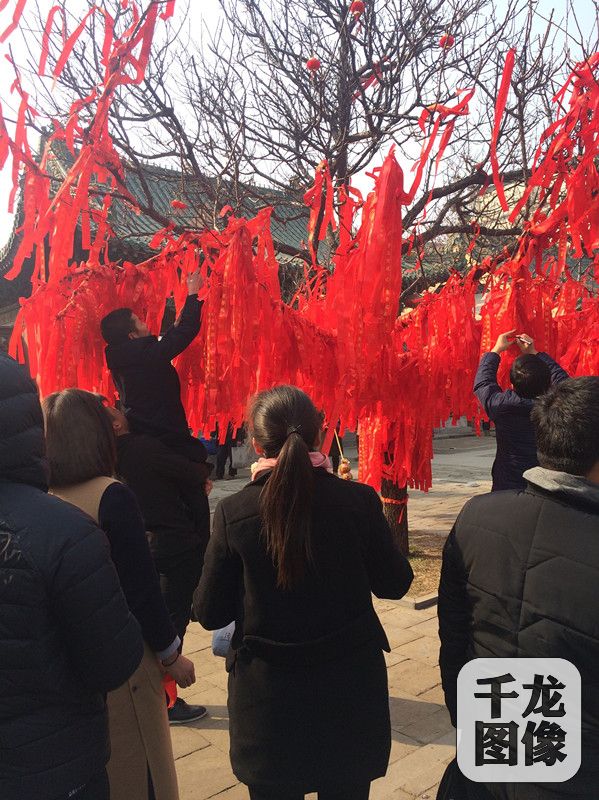 年景系列报道(7):春节庙宇的祈福路-千龙网·