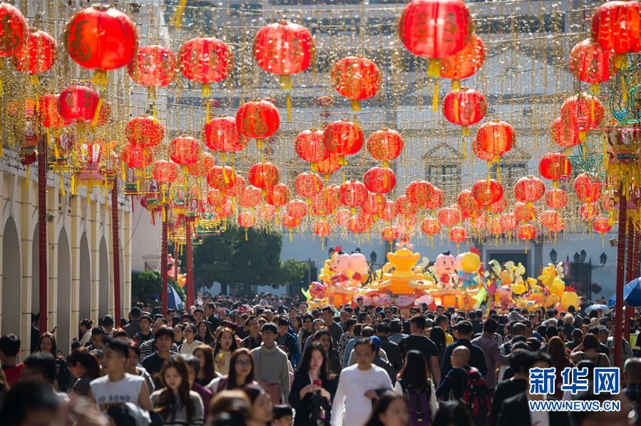 新春期间 澳门旅游景点人流如潮-千龙网·中国