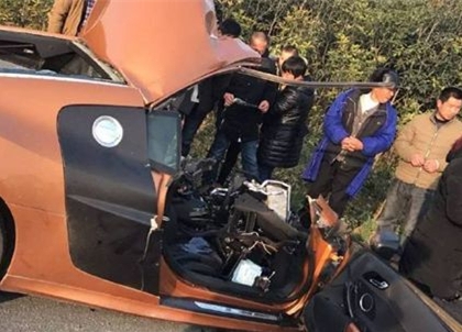 自拍奥迪r8飙车 时速超300公里撞毁帕萨特害人