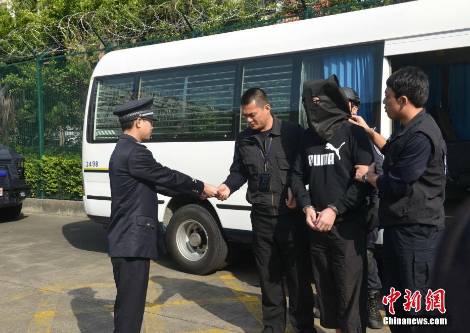 东警方向香港警方移交重大伤害案嫌犯詹伟坚(