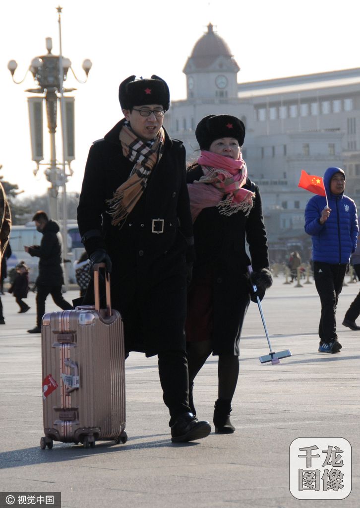 北京发布大风蓝色预警 市民全副武装御寒潮(