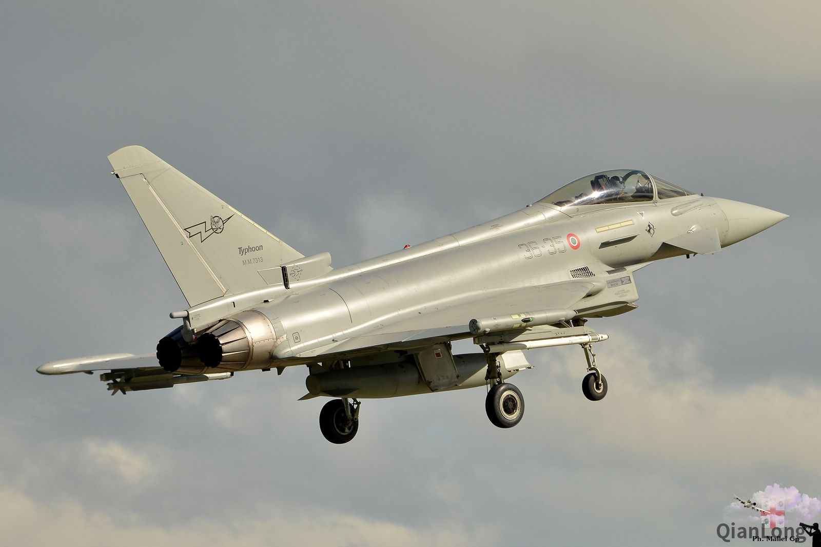 意大利空军的台风战斗机训练 挂的导弹和英国