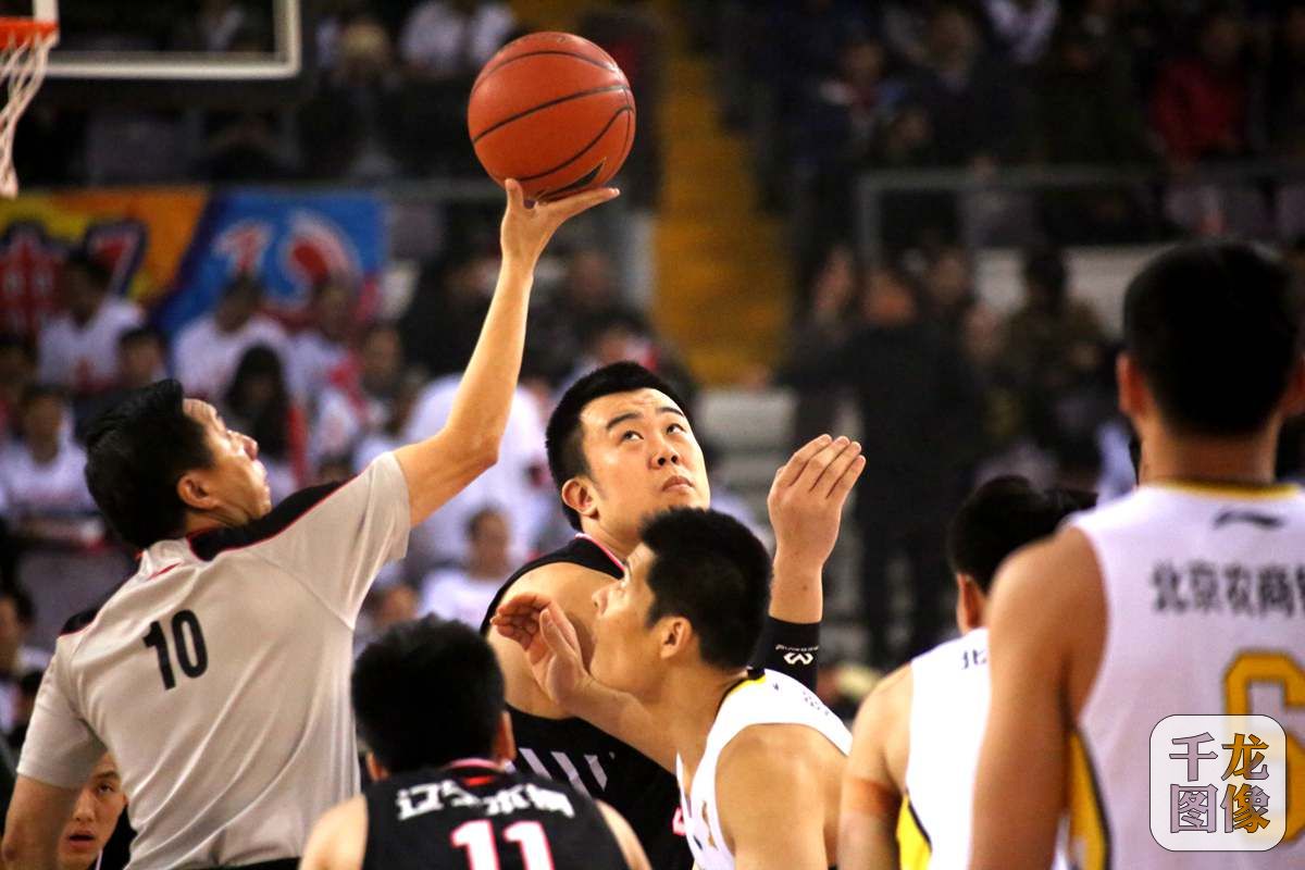 2月15日，2016/2017赛季CBA第35轮,北京北控主场不敌辽宁。图为比赛现场。千龙网记者  石凝摄