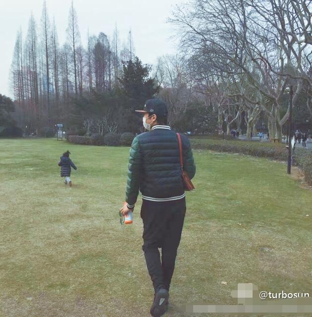 孙俪一家携女儿出游 邓超被老婆吐槽像大妈-千