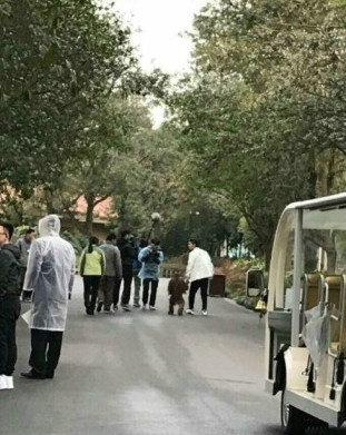 跑男第五季开录 鹿晗牵大猩猩迪丽热巴独自坐