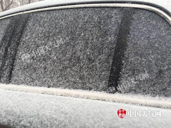 北京多地现降雪 发布道路结冰黄色预警