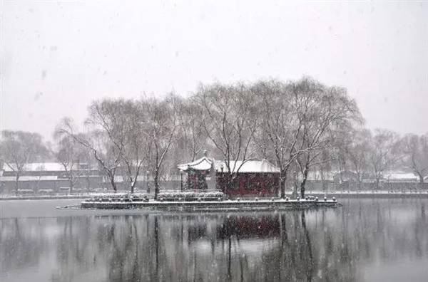 作家尹丽川在一个下雪天去后海喝酒，回来写她的博客，第一句：“一下雪，北京就成了北平。”平淡无奇的字句却使很多人动容。