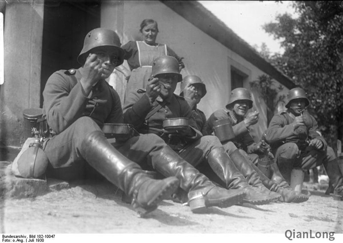 准备渡河的德军部队 把马赶到船上是个技术活(3)-千龙网·中国首都网