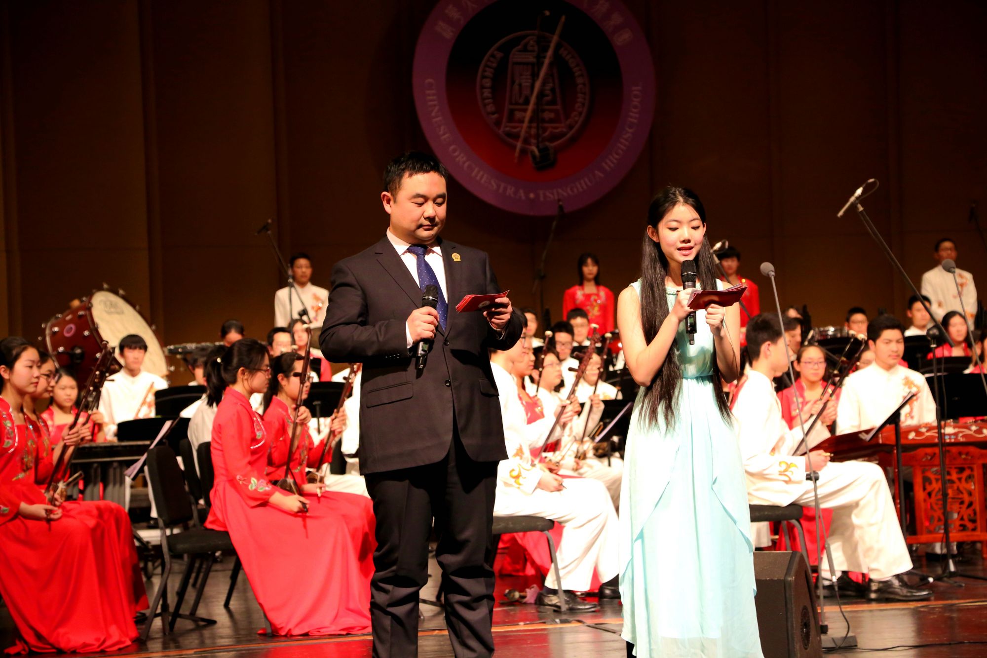 图1   音乐会现场 赵岩老师（左）与李雅轩同学（右）宣布音乐会开始
