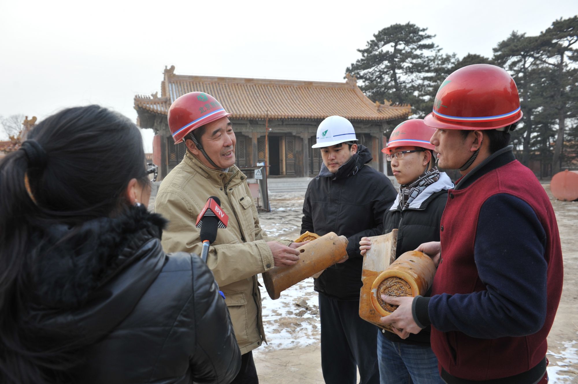 记者采访集团房修建筑公司施工的清西陵项目技术负责人