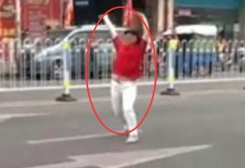 女子被骗一百当街掀衣 又唱又跳情绪不稳惊动