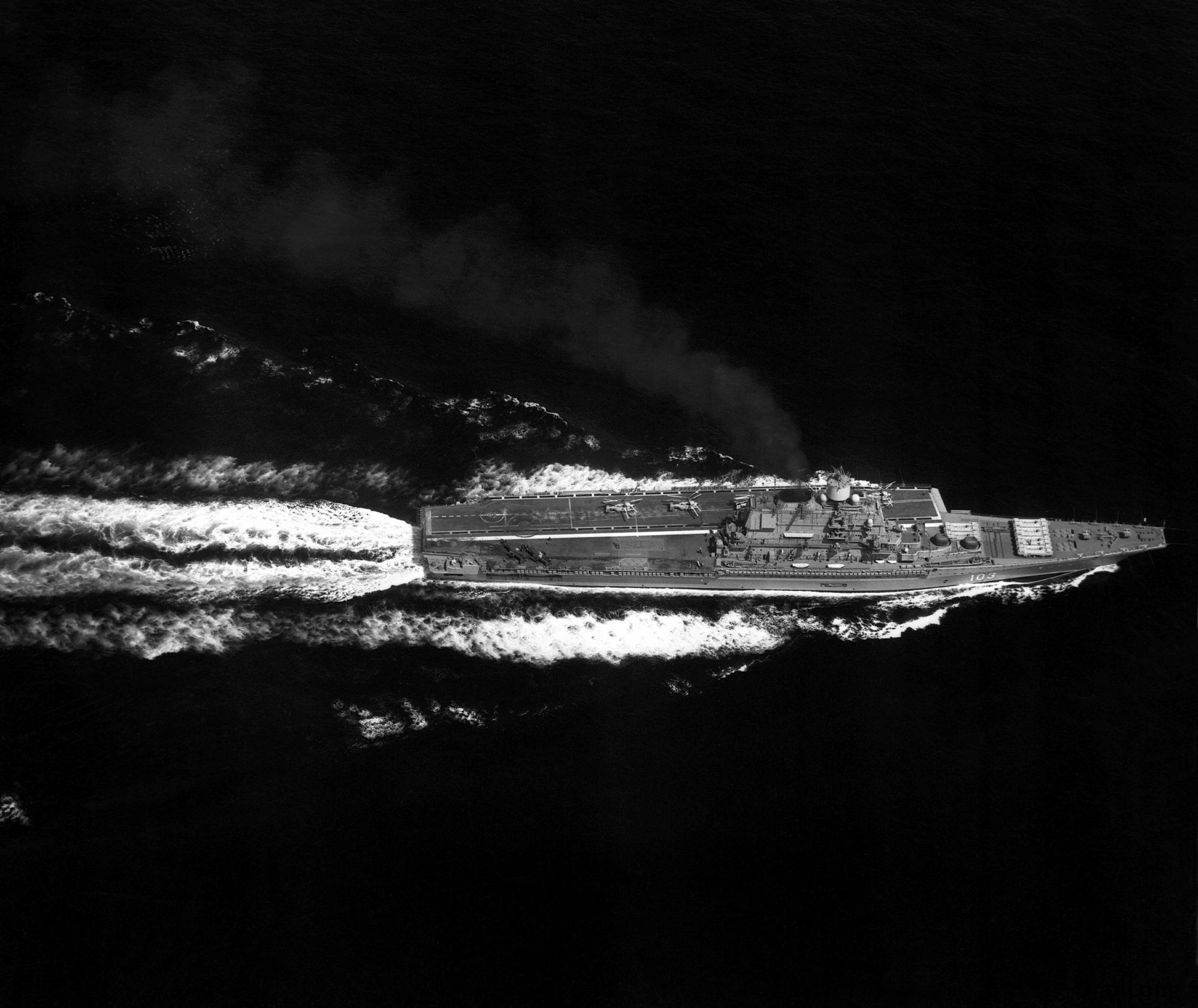 海巡航的苏联巴库号载机巡洋舰 现已成为印度航母