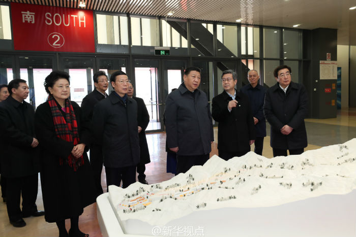 24日上午,习近平来到五棵松体育中心和首都体育馆,了解北京冬奥会场馆建设规划,实地察看北京冬奥会冰球、短道速滑和花样滑冰比赛场地。