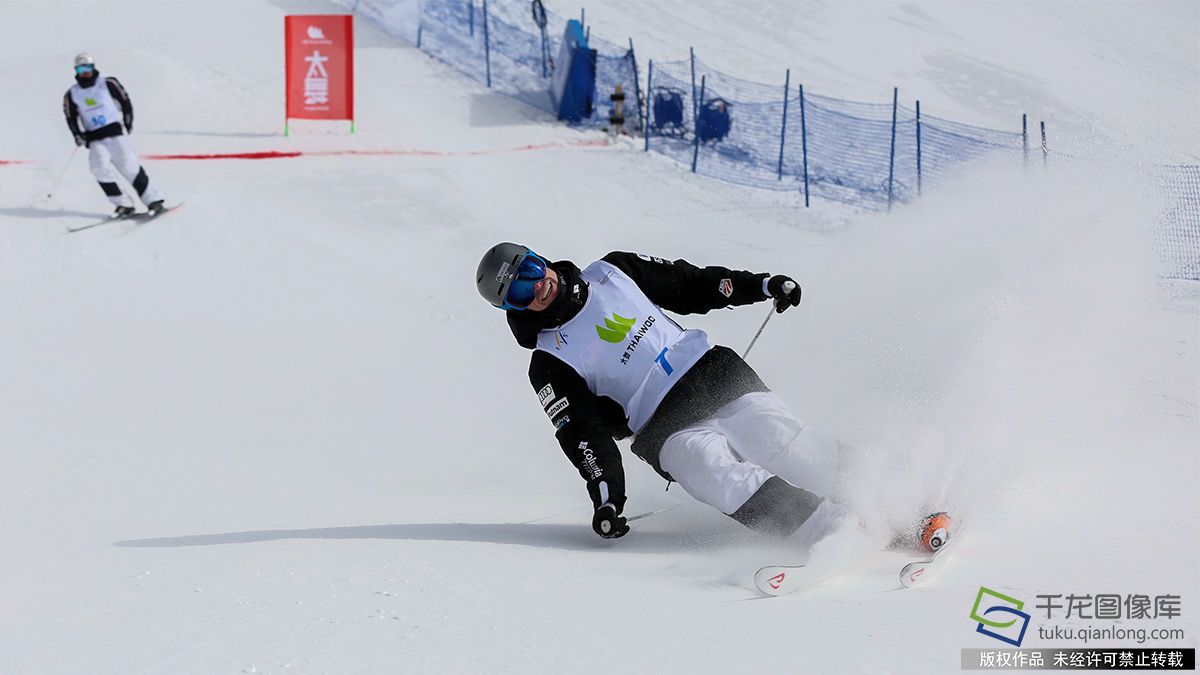 旋转、翻腾、跳跃,滑雪高人美得沉醉!--千龙网