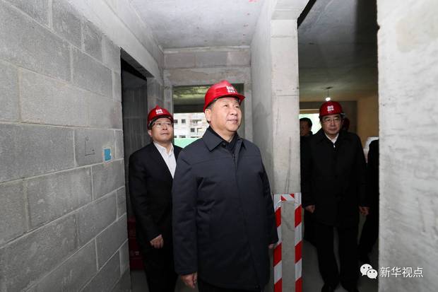 他走进一栋楼房,察看毛坯房的户型结构、施工质量,询问节能环保、工程进度,了解搬迁群众安置工作,要求把群众工作做细致、做扎实。