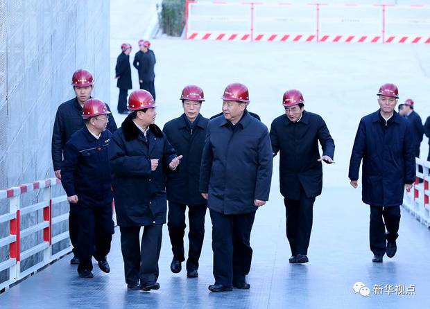 航站楼是新机场核心工程。习近平戴上安全帽,登上航站楼2层工地平台,远眺建设工地。