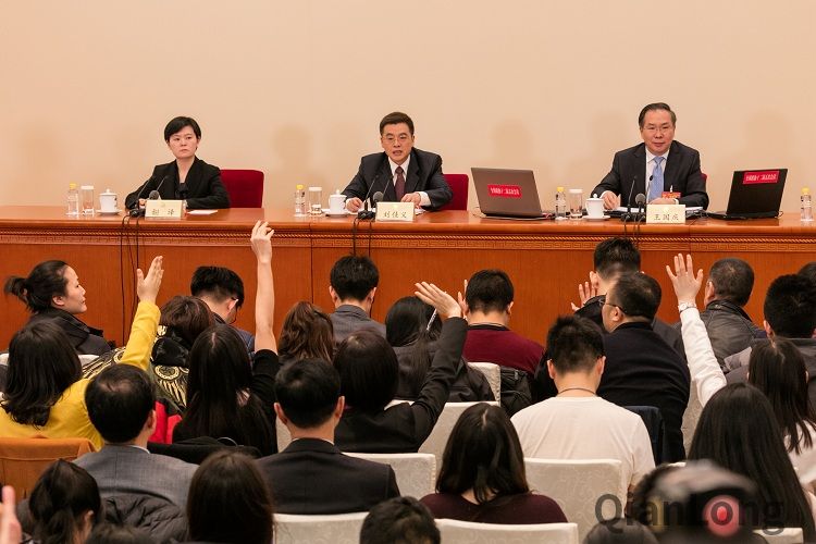 在现场，各家媒体踊跃举手准备向新闻发言人王国庆提问。