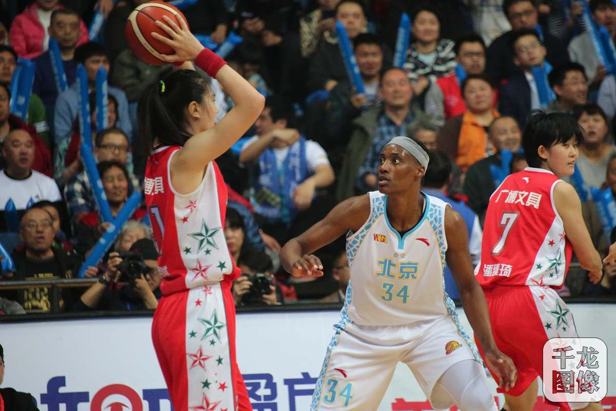 　北京时间3月2日晚，16-17赛季WCBA总决赛进入第3场角逐。坐镇主场的北京首钢女篮经过四节较量以96-77战胜八一广博文具女篮。总比分3-0横扫八一队，实现卫冕。这是北京队继2012年和2016年后，史上第3次问鼎WCBA总冠军。北京队“女魔兽”福尔斯荣膺总决赛MVP。 图为比赛现场。 千龙网记者 石凝摄