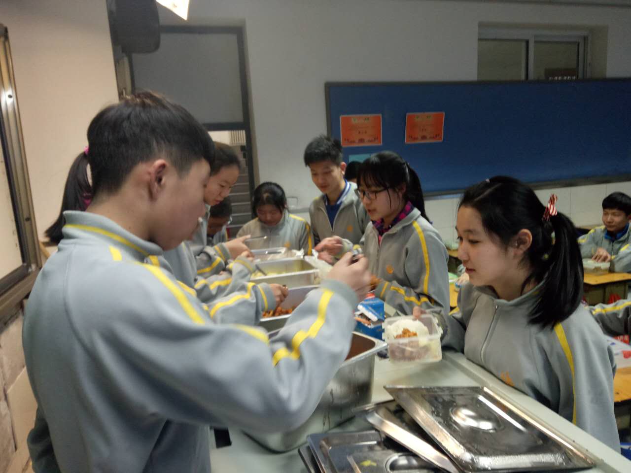 志愿者为同学服务