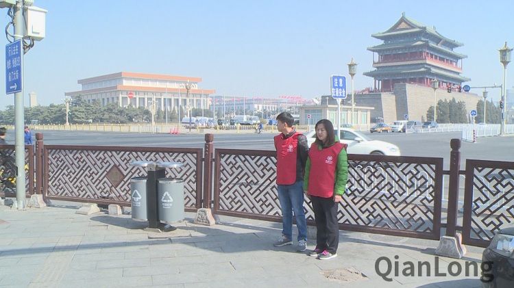 在距离人民大会堂仅一步之遥的前门地区，义工们牺牲自己的个人时间，进行着义务服务。