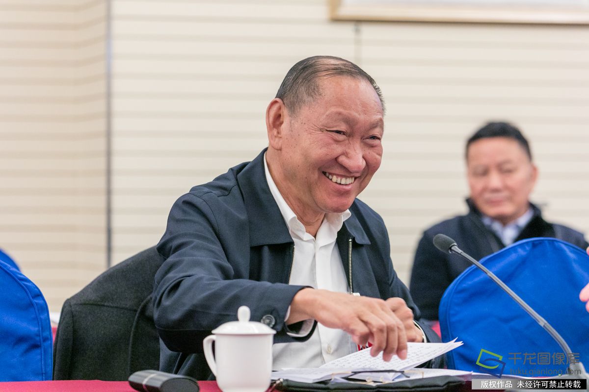 图为委员积极踊跃发言。