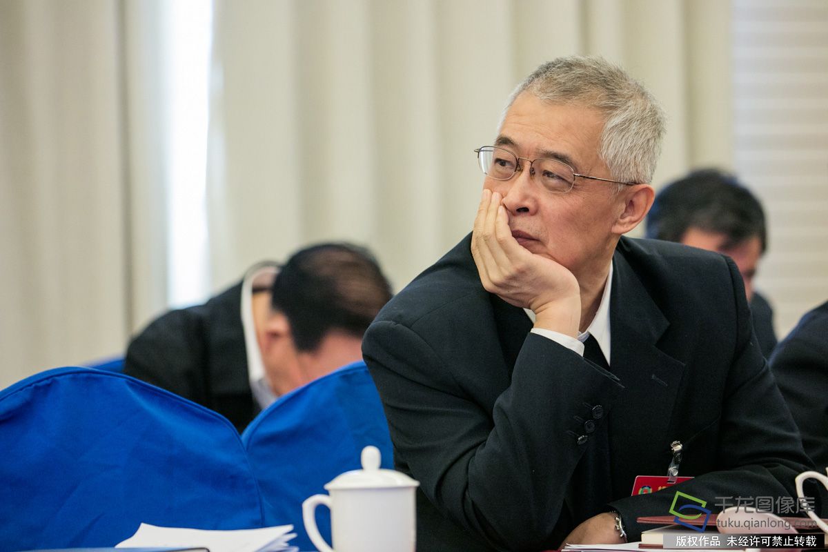 图为小组会现场委员认真听取审议报告意见。