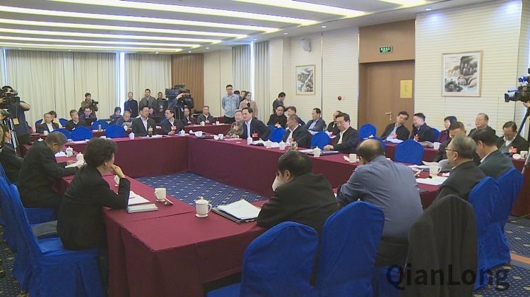 3月4日，全国政协十二届五次会议召开了各个界别的分组讨论会，图为小组会现场。   千龙网记者  朱李可  摄
