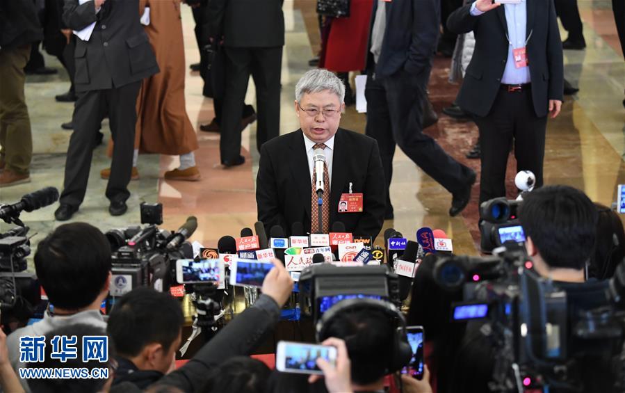 3月5日，第十二届全国人民代表大会第五次会议在北京人民大会堂开幕。这是国务院扶贫办主任刘永富接受采访。 新华社记者 赵颖全 摄