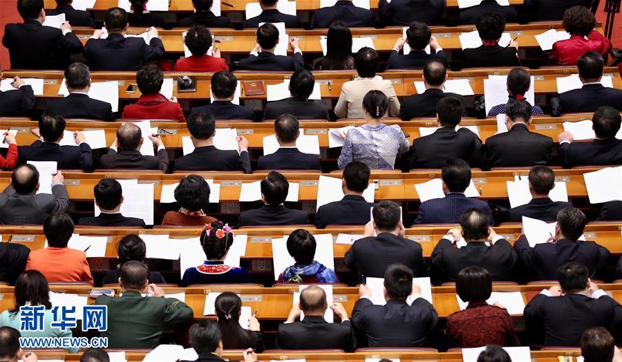 3月5日，第十二届全国人民代表大会第五次会议在北京人民大会堂开幕。这是代表们在认真听会。 新华社记者 金立旺 摄