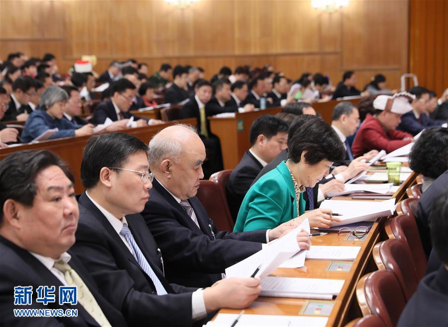 3月5日，第十二届全国人民代表大会第五次会议在北京人民大会堂开幕。这是代表在认真听会。 新华社记者兰红光摄