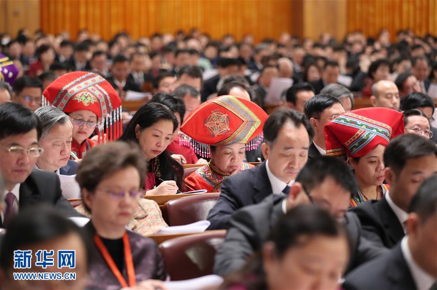 3月5日，第十二届全国人民代表大会第五次会议在北京人民大会堂开幕。这是代表在认真听会。 新华社记者马占成摄