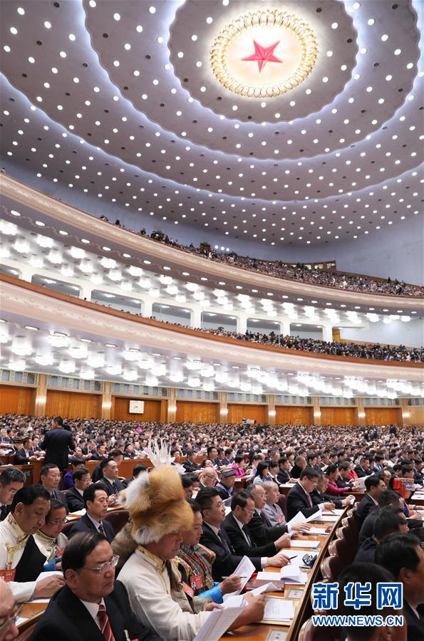 3月5日，第十二届全国人民代表大会第五次会议在北京人民大会堂开幕。这是代表在认真听会。 新华社记者兰红光摄