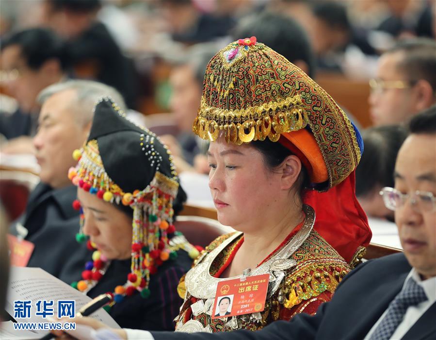 3月5日，第十二届全国人民代表大会第五次会议在北京人民大会堂开幕。这是代表在认真听会。 新华社记者陈建力摄