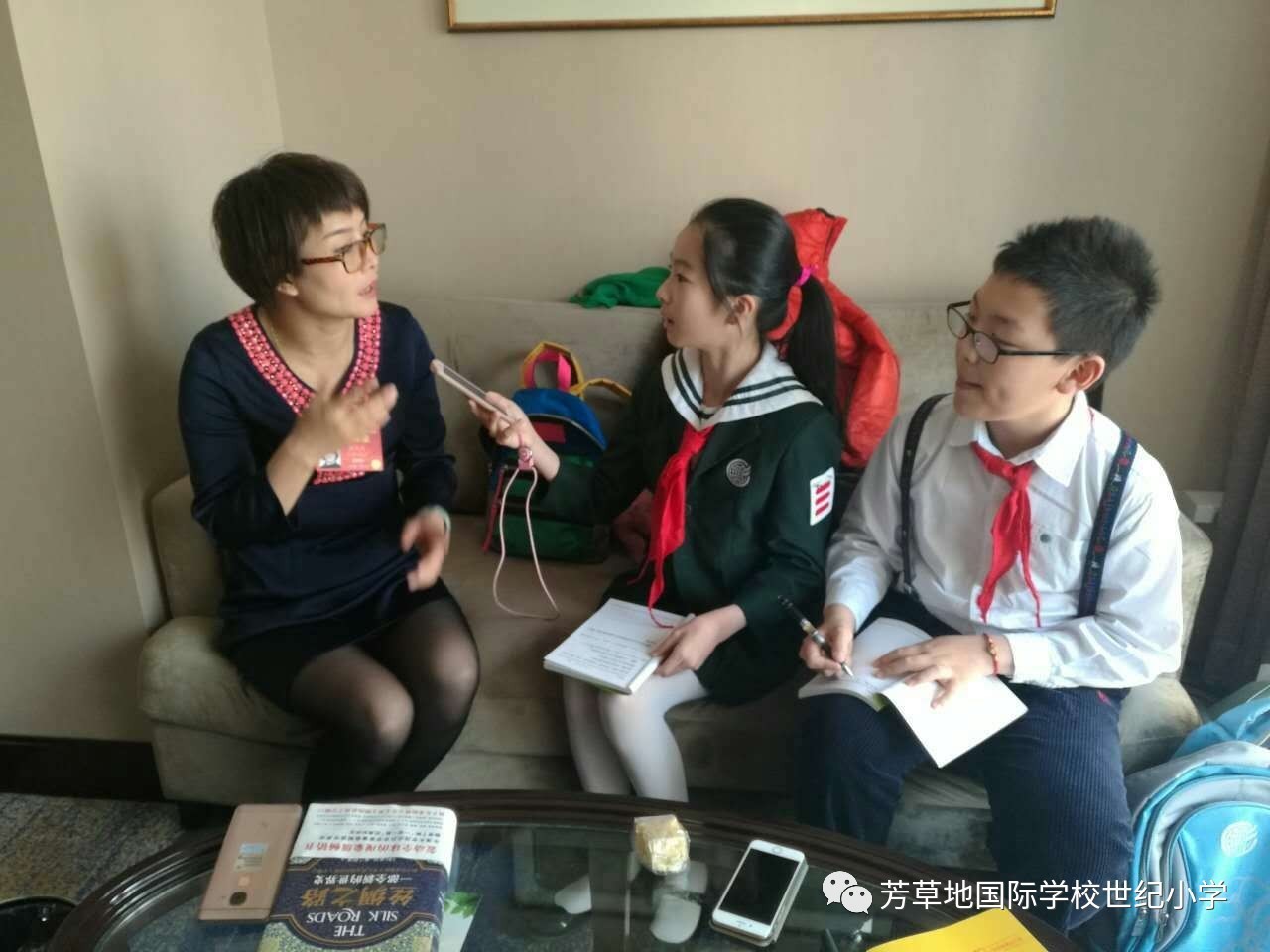 芳草地世纪小学小记者走进两会代表驻地采访人大代表
