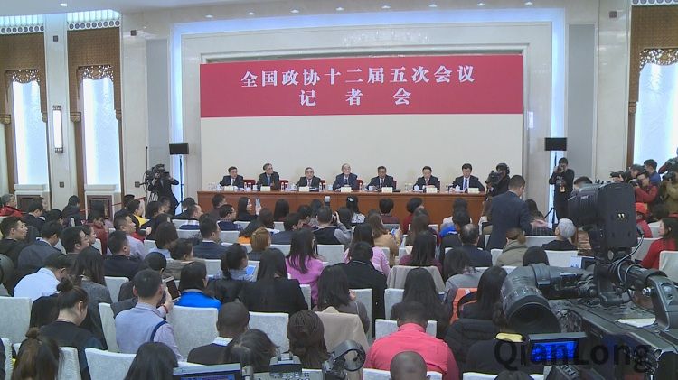 3月6日，全国政协十二届五次会议在北京人民大会堂新闻发布厅召开记者会，会议邀请了厉以宁、陈锡文、杨凯生、常振明、钱颖一五位全国政协委员解答记者提问。