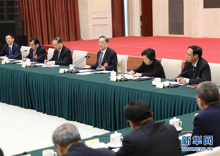 3月6日，中共中央政治局常委、全国政协主席俞正声在全国政协十二届五次会议民盟、无党派人士界委员联组会参加讨论。新华社记者 丁海涛 摄
