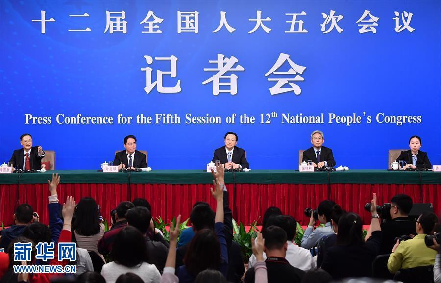 3月7日，十二届全国人大五次会议新闻中心举行记者会，邀请农业部部长韩长赋、副部长张桃林等就“推进农业供给侧结构性改革”的相关问题回答中外记者的提问。新华社记者李鑫摄