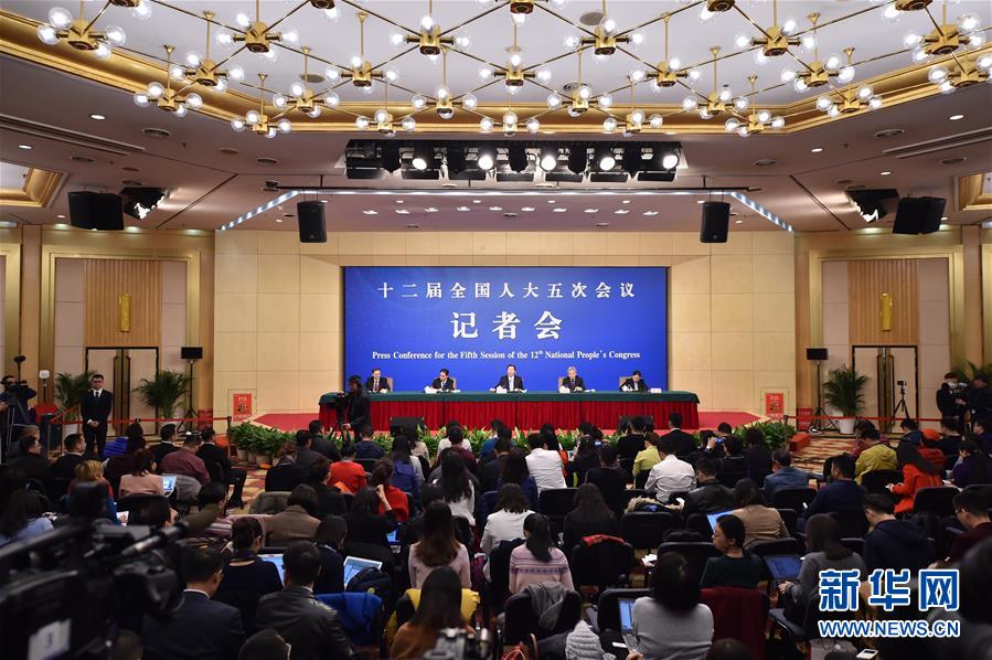 3月7日，十二届全国人大五次会议新闻中心举行记者会，邀请农业部部长韩长赋、副部长张桃林等就“推进农业供给侧结构性改革”的相关问题回答中外记者的提问。新华社记者 李鑫 摄