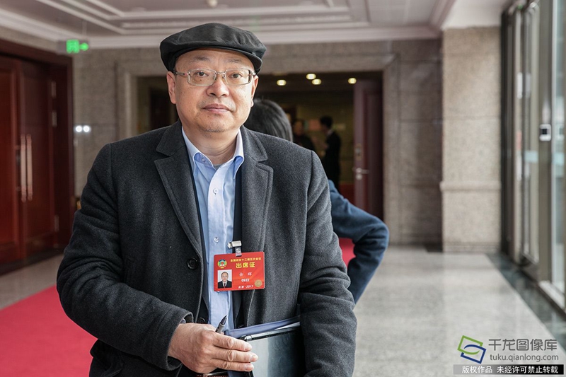 Yu Hui stands outside a meeting room in Beijng, March 6. [Photo by Song Pengfei/Qianlong]